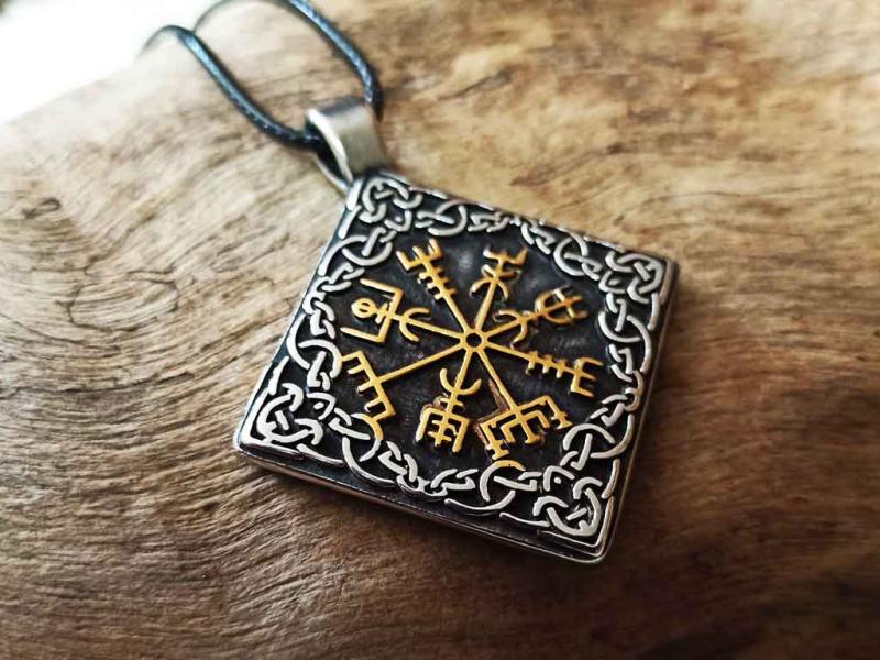 Signpost Vegvisir bordered by Nordic knot