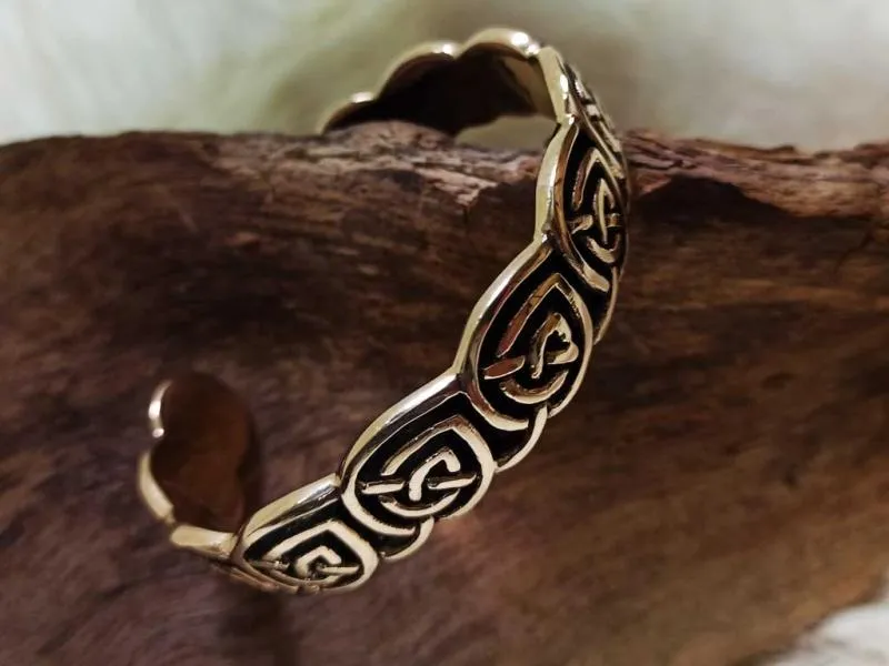 Bangle with a Celtic knot pattern