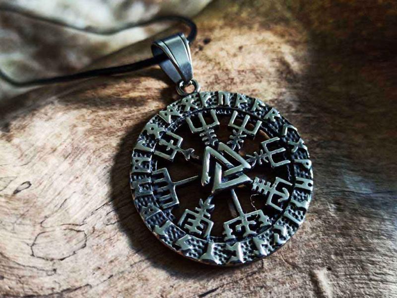 Valknut Vegvisir in the rune circle