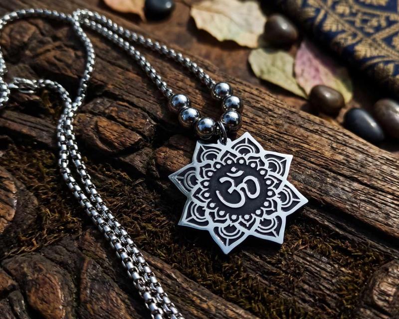 Aum an langer Kette