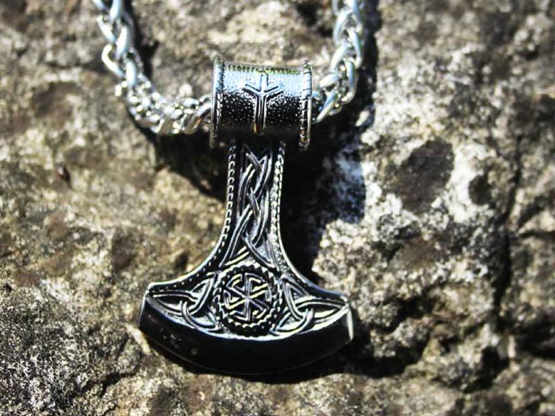 ax of Perun with Kolovrat