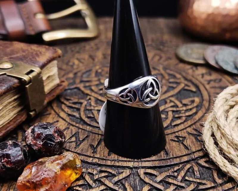 Damen Triquetra Ring in Edelstahl gefertigt