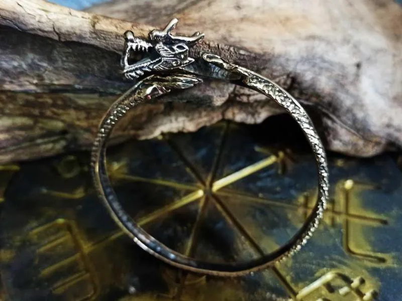 Dragon bangle made of bronze