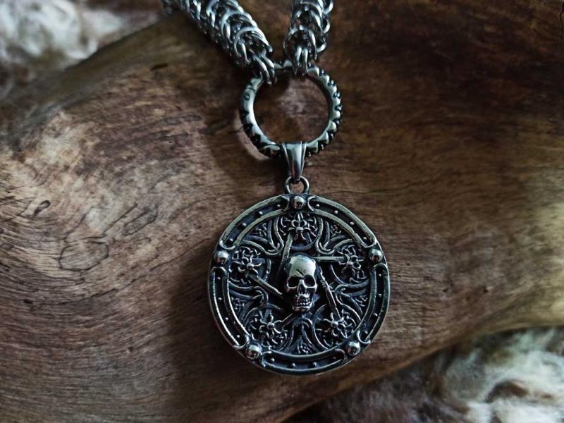 Pentagramm an einer Drachengliederkette