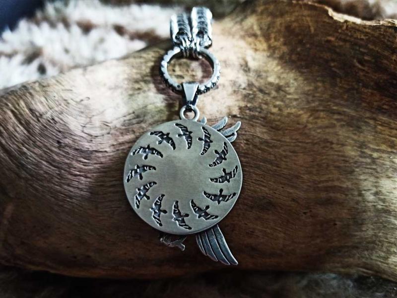 Runenrabe an Drachengliederkette