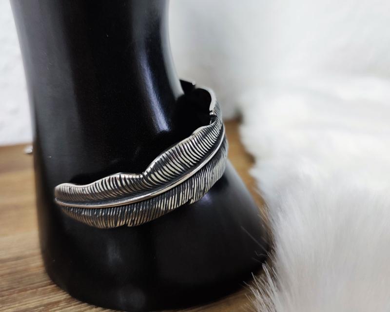 Edelstahlarmreif in Federform