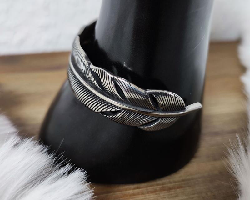 Edelstahlarmreif in Federform