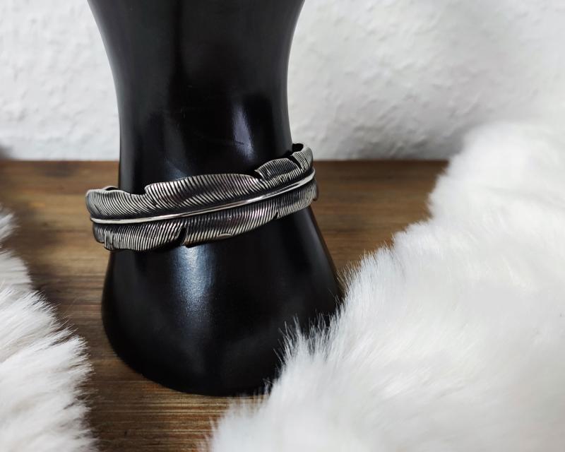 Edelstahlarmreif in Federform