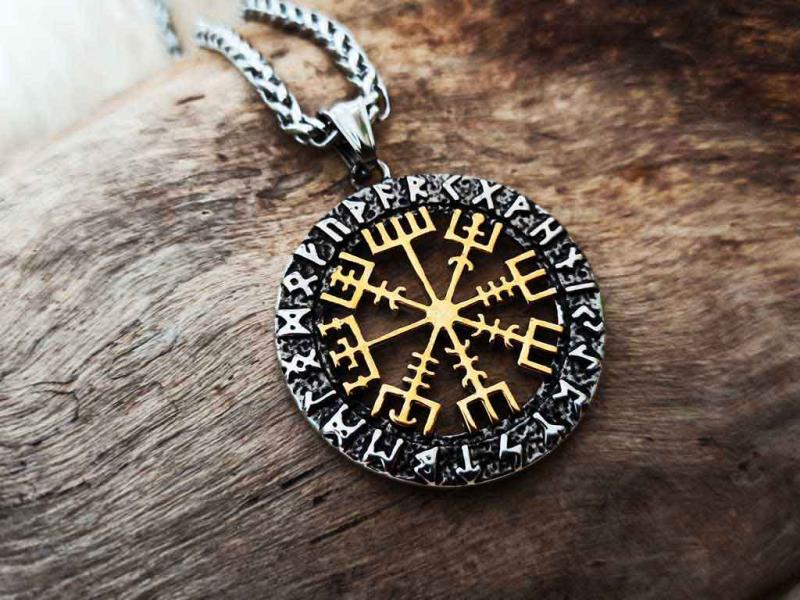 Goldenes Vegvisir im Runenkreis