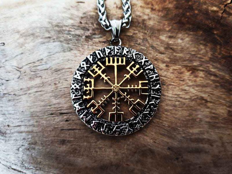 Goldenes Vegvisir im Runenkreis