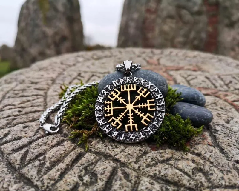 Goldenes Vegvisir im Runenkreis