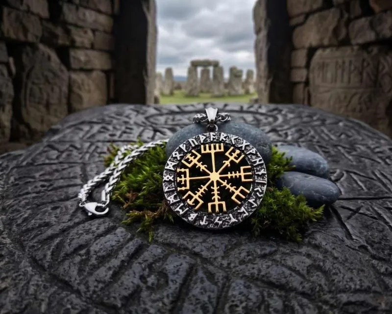 Goldenes Vegvisir im Runenkreis