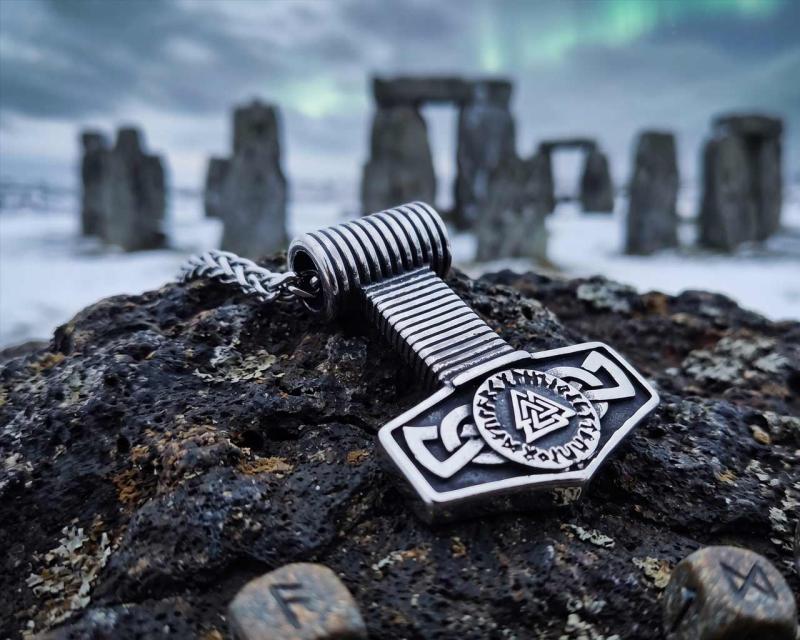 Mjölnir mit Runen und Valknut