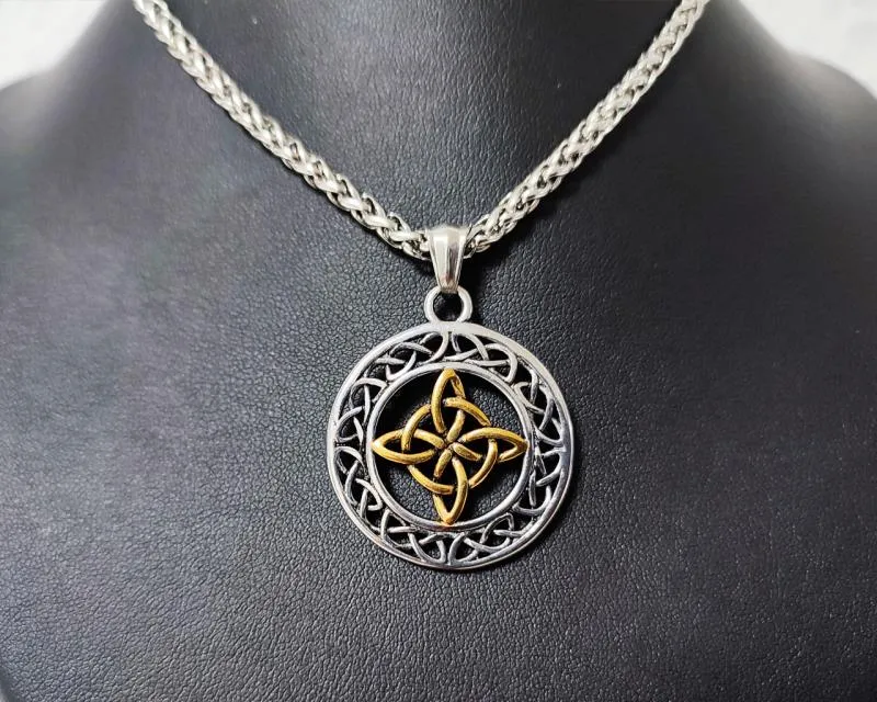 Keltischer Edelstahlanhänger mit goldfarbenem Hexenknoten