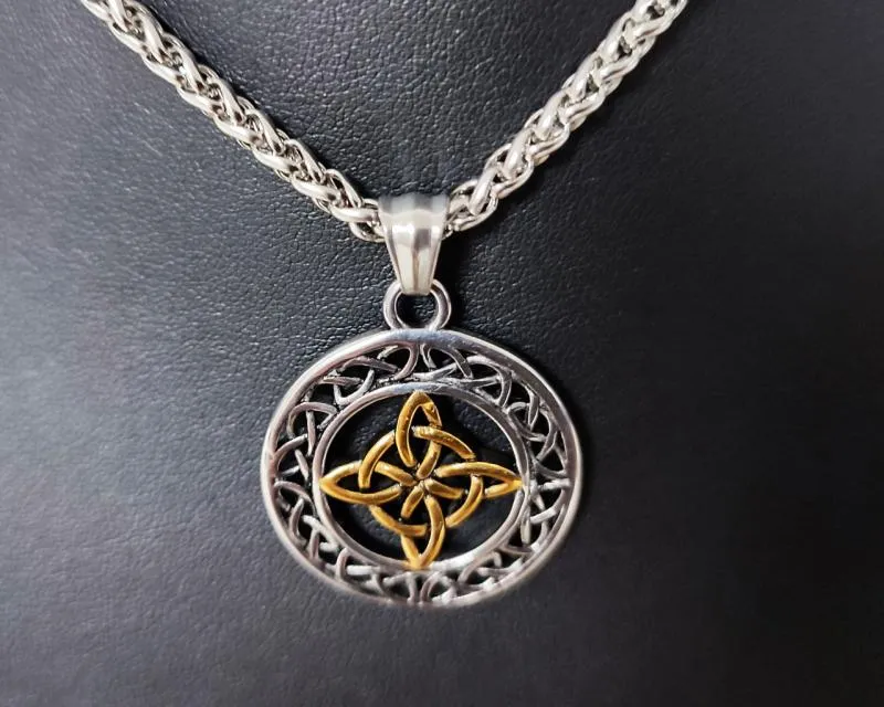 Keltischer Edelstahlanhänger mit goldfarbenem Hexenknoten