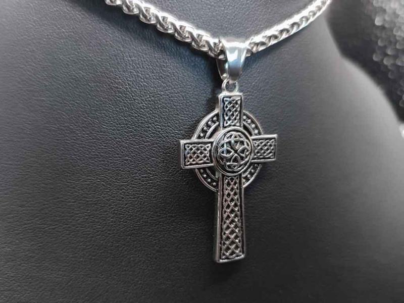 Hochkreuz aus Edelstahl | Verziert mit Endlosknoten