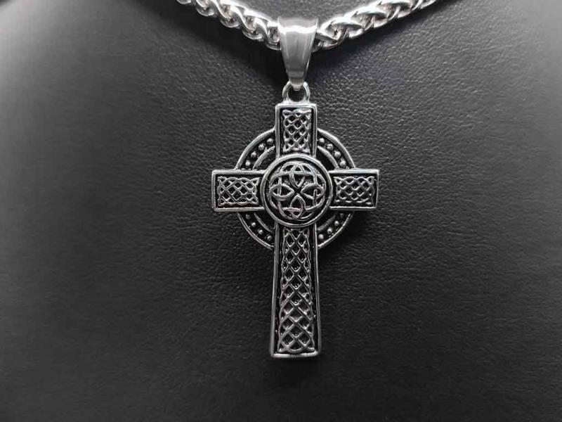 Hochkreuz aus Edelstahl | Verziert mit Endlosknoten