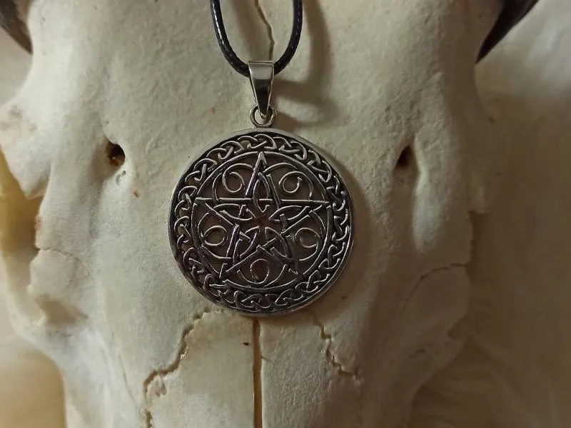 Pentagramm mit keltischen Knoten