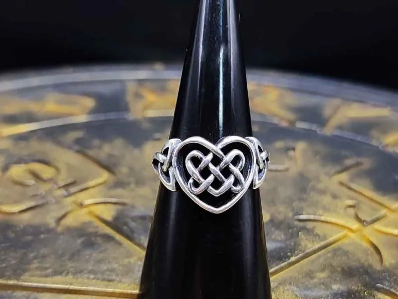 Endless knot heart shaped silver ring