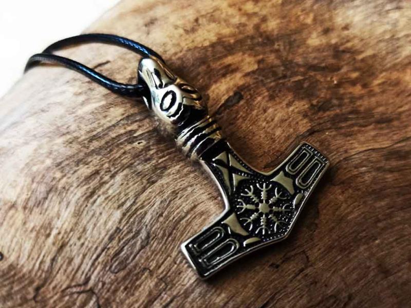 Mjölnir with Aegishjalmur ravens