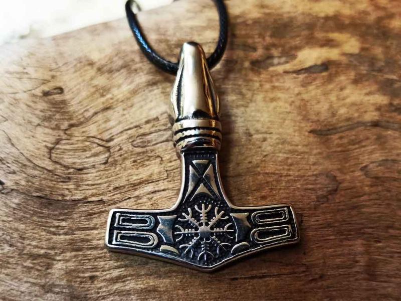 Mjölnir with Aegishjalmur ravens
