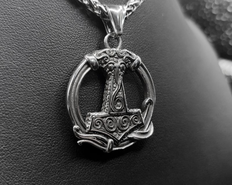 Mjölnir in a detailed ring