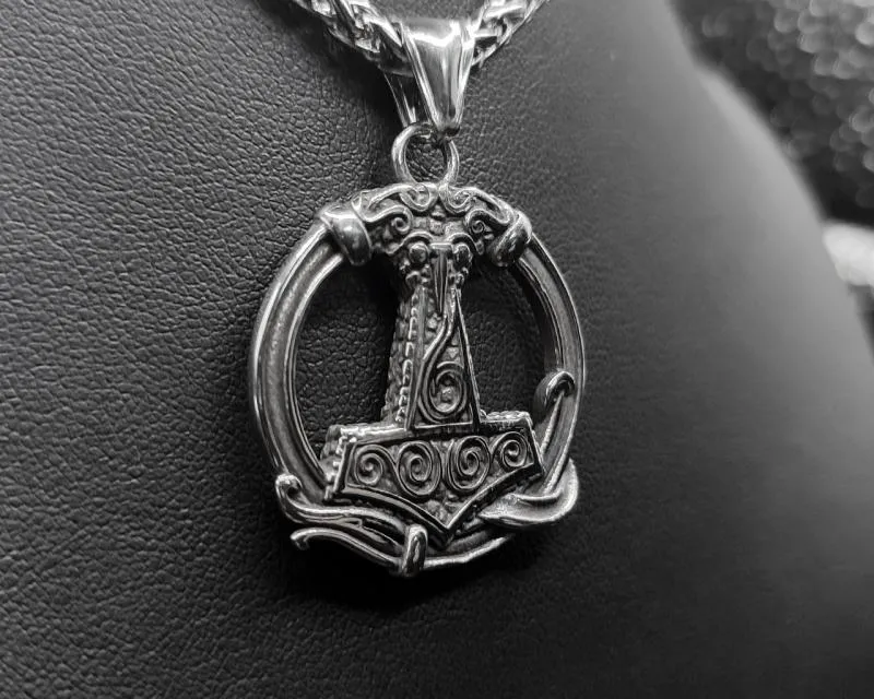 Mjölnir im detailreichen Ring Mjölnir im detailreichen Ring
