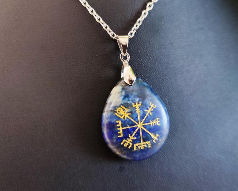 Galdrastafir Vegvisir on lapis lazuli