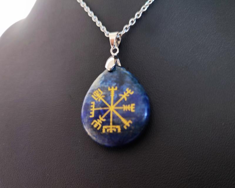 Galdrastafir Vegvisir on lapis lazuli