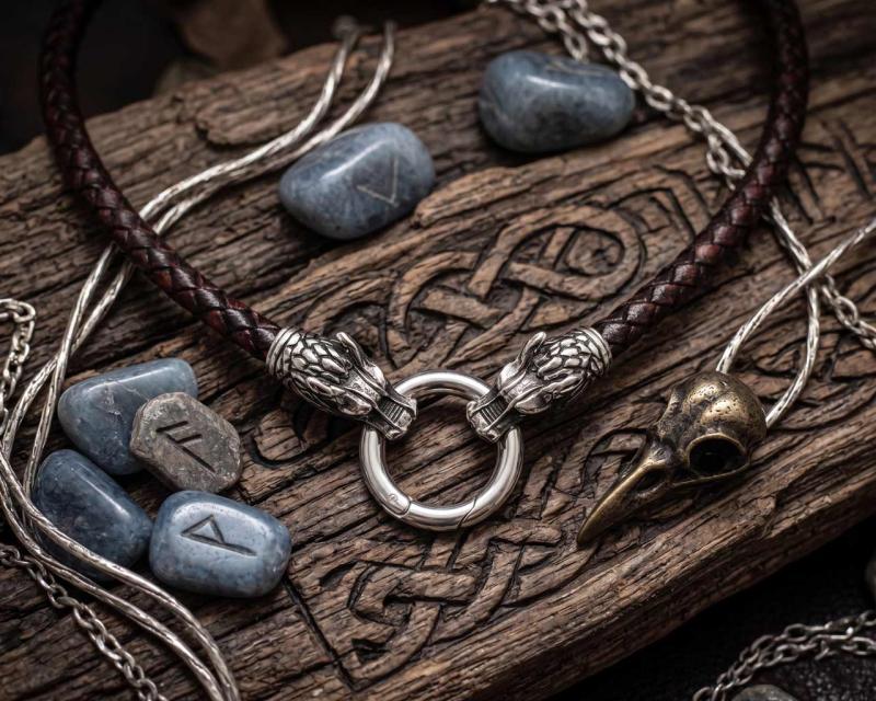 Dunkelbraune Lederkette mit Wolfsköpfen – Leder & Edelstahl, 50 cm x 6 mm