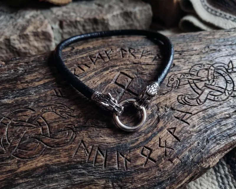 Black Solid Leather Necklace with Wolf Heads – Bold & Refined Viking Style