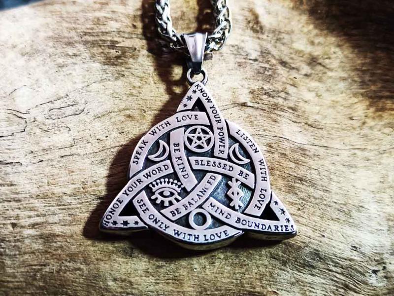 Lucky charm triquetra
