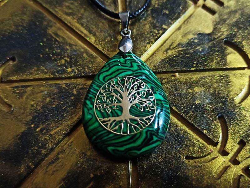 Lebensbaum auf Tigerauge / Malachit Stein