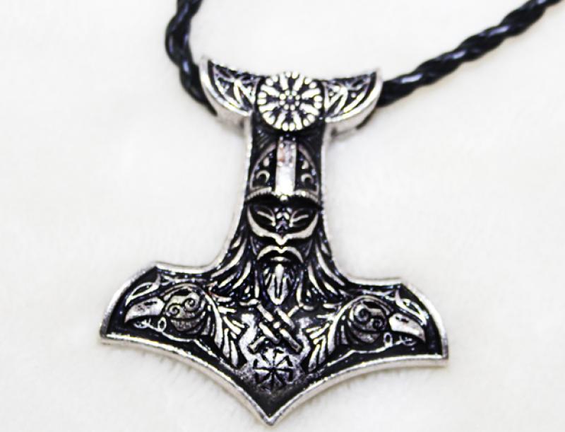 Thor Hammer mit Thor, Hugin und Munin