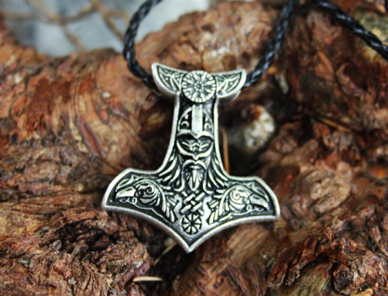 Thor Hammer mit Thor, Hugin und Munin