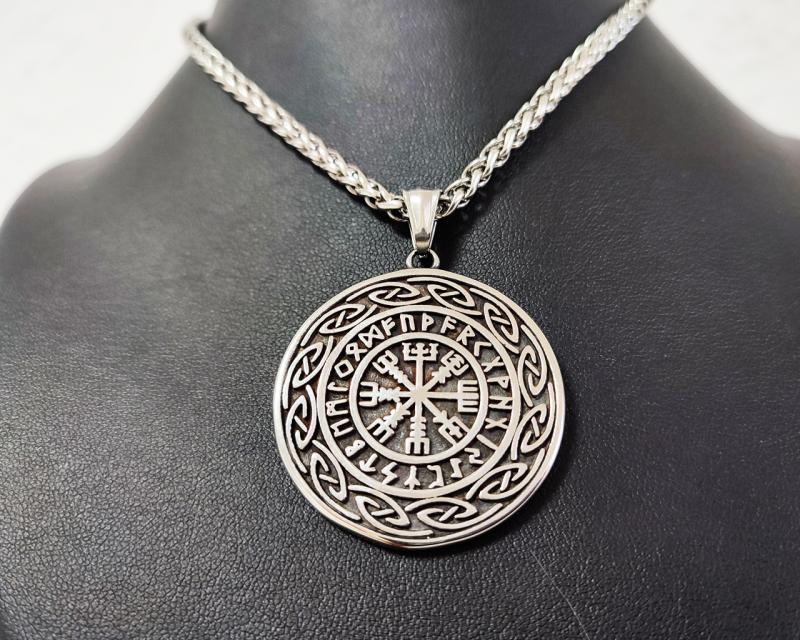 Reversible amulet Vegvisir side