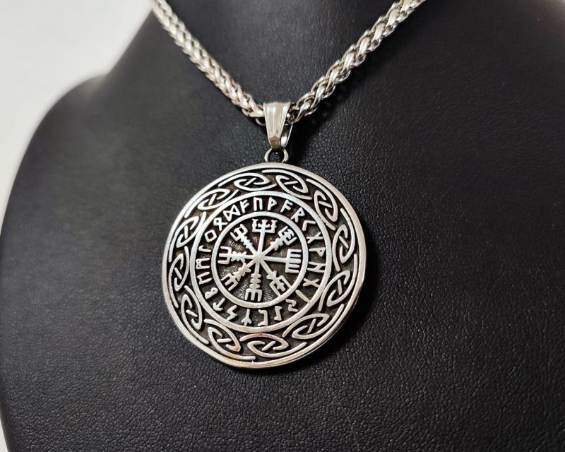 Reversible amulet Vegvisir side