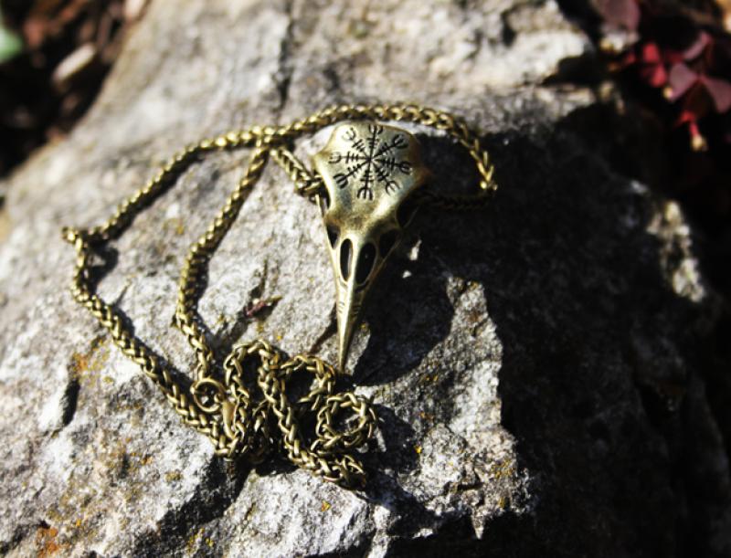 Großer Rabenschädel mit Aegishjalmur verziert