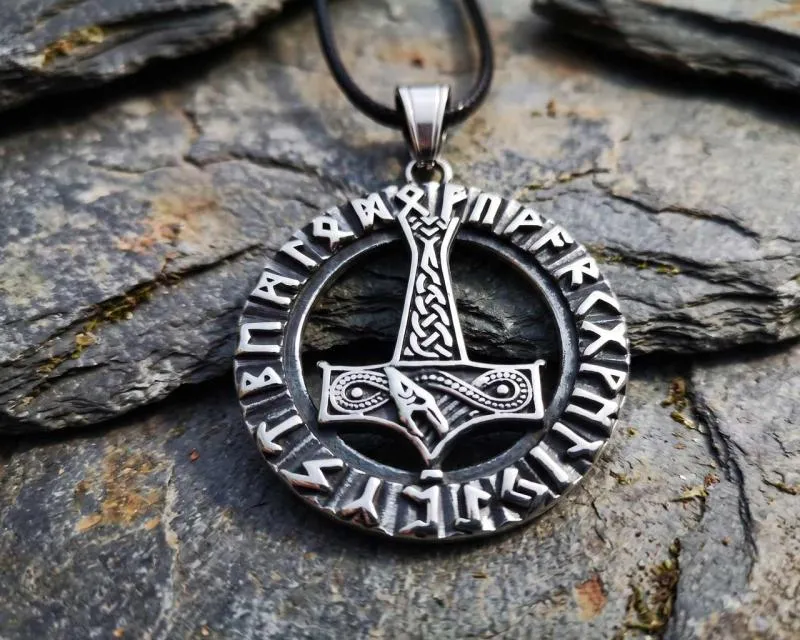 Mjölnir in einem Runenkreis