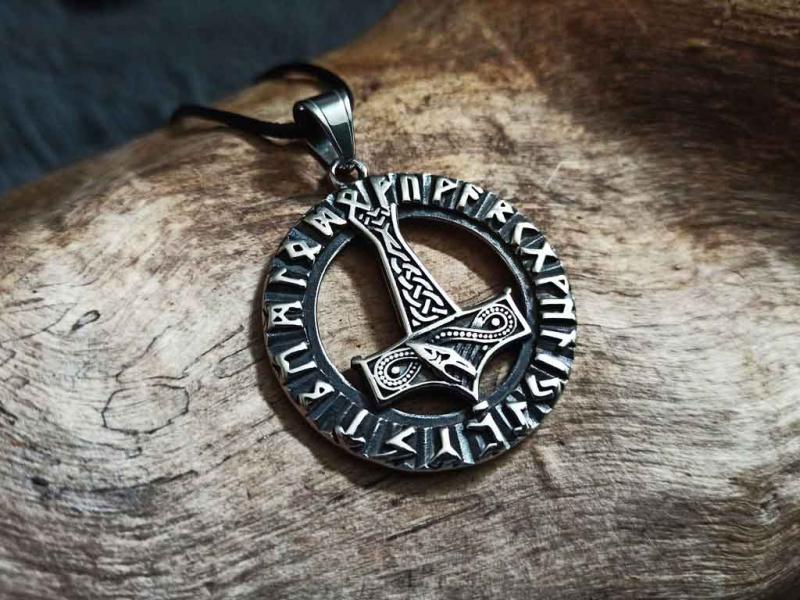 Mjölnir in a rune circle
