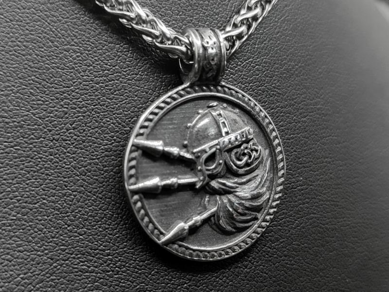 Wikinger Amulett „Krieger mit Speeren“