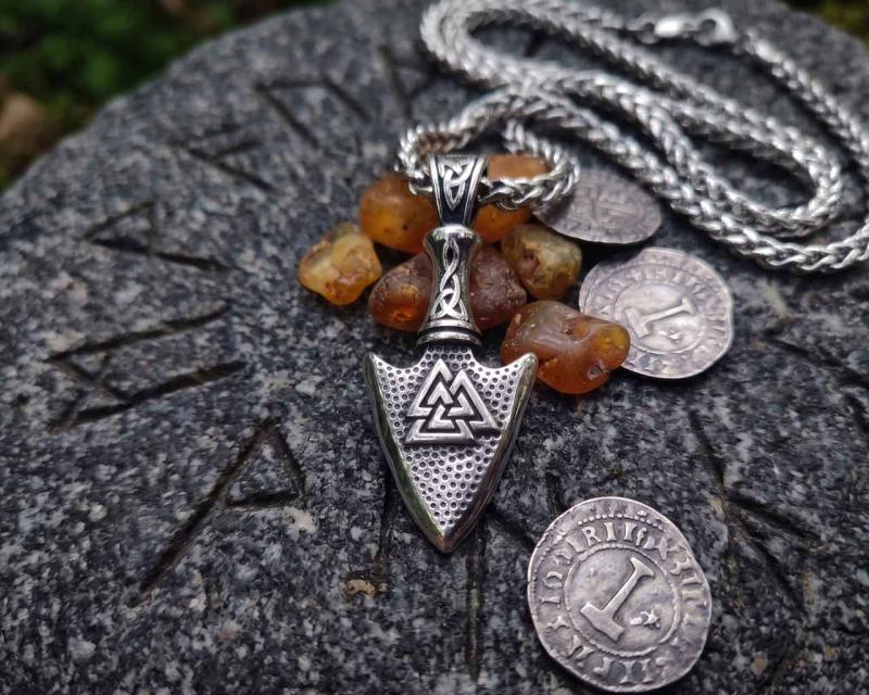 Pfeilspitzen-Anhänger mit Valknut aus Edelstahl
