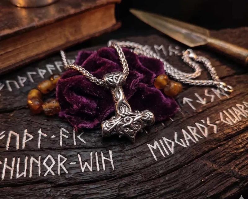 Mjölnir mit Wikingerknoten & Triskele
