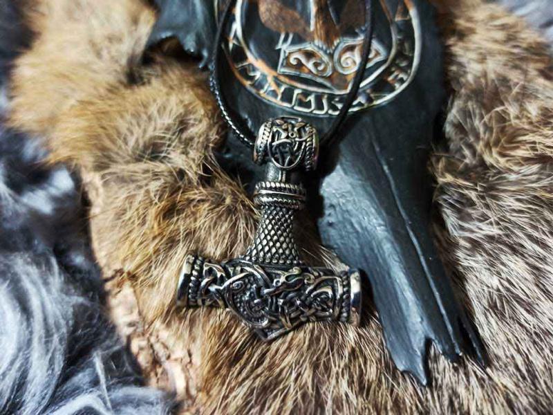 Jelling style Thorhammer