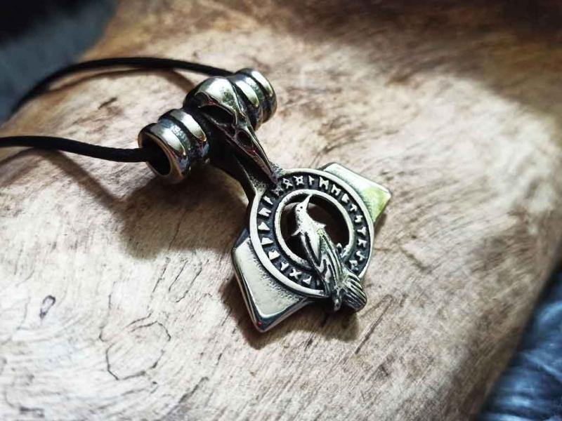 Mjölnir mit Odins Raben