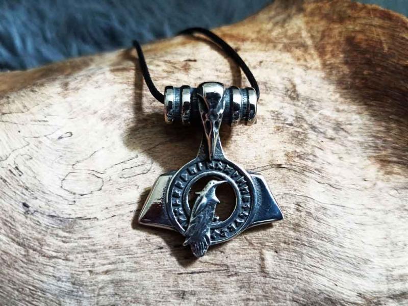 Mjölnir mit Odins Raben
