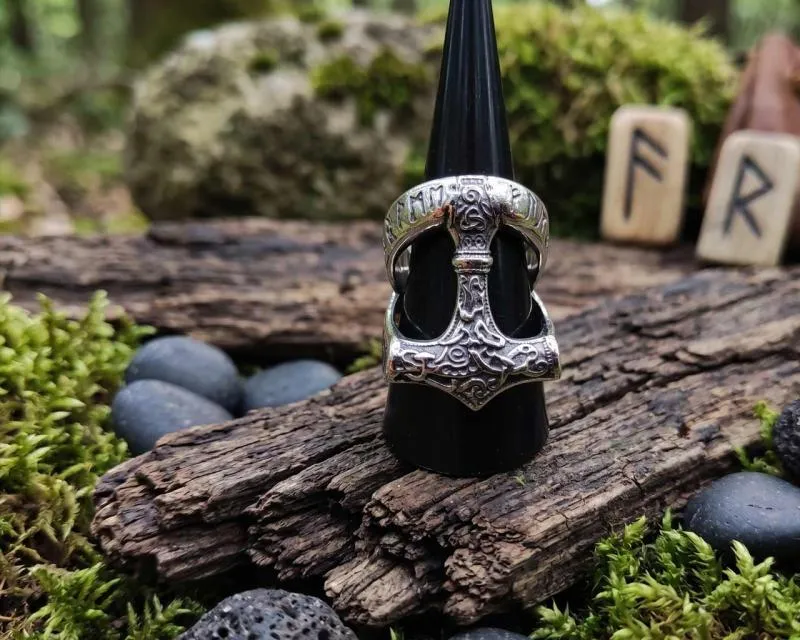 Thorhammerring mit Einzel-Mjölnir und Futhark Runen