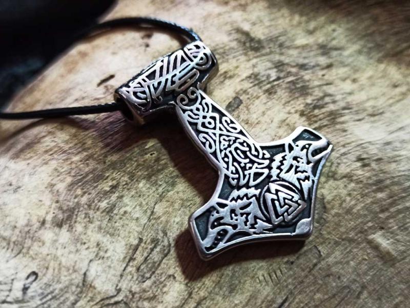 Thorhammer mit Odins Wölfen