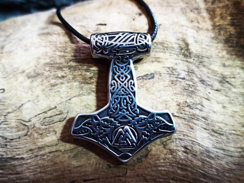 Thorhammer mit Odins Wölfen