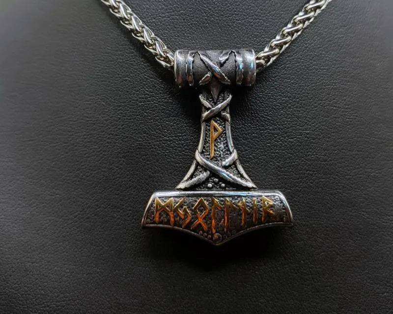 Zweifarbiger Thorshammer mit "Mjolnir"-Gravur Zweifarbiger Thorshammer mit "Mjolnir"-Gravur
